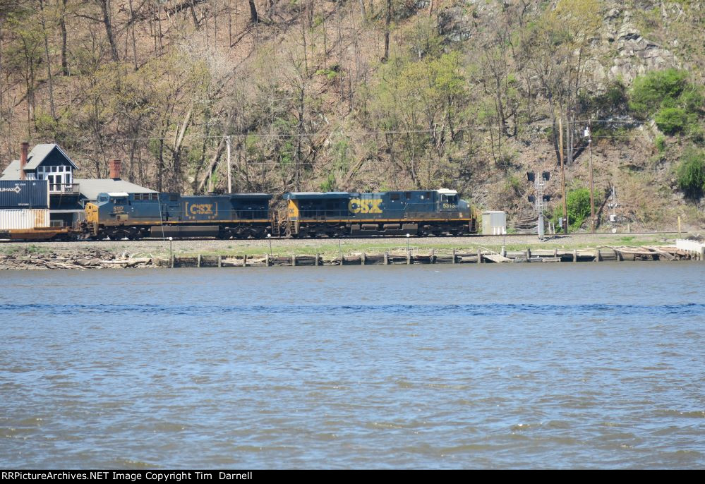 CSX 5117, 5313 on I157